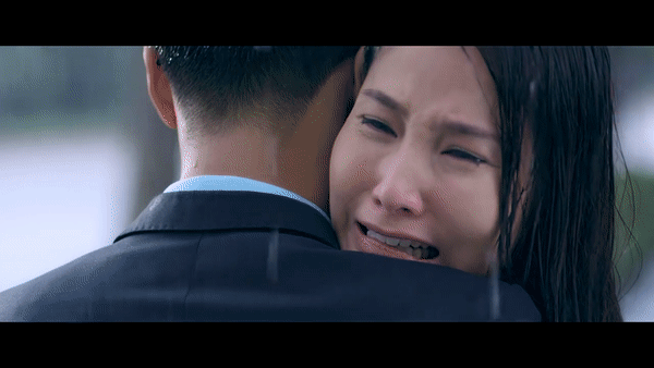 Hậu trường hài hước cảnh Diễm My ôm Thanh Sơn khóc trong mưa