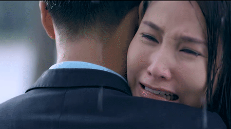 'Tình yêu và tham vọng' tập 21, Minh đau khổ khi thấy Linh ôm Sơn khóc dưới mưa