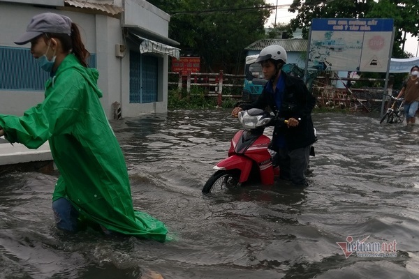 Sài Gòn mưa như thác đổ, người dân lội bì bõm tìm đường về nhà