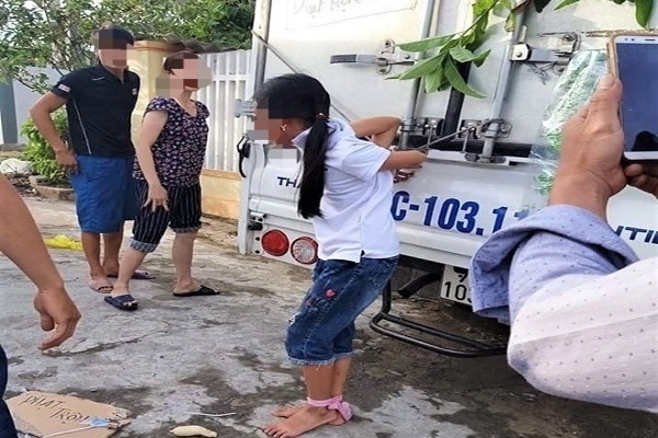 Bé gái 12 tuổi bị mẹ cột chân, trói tay vào thùng xe tải