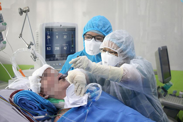 Phổi phi công Anh hết vi khuẩn, tập cai dần máy thở