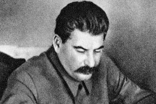 Hé lộ hai lần Stalin 'tha' cho trùm phát xít Hitler