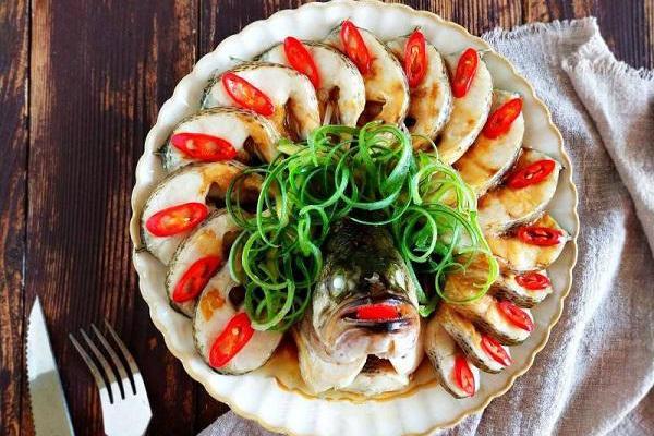 Bữa trưa không dầu mỡ với món cá hấp, ai ăn cũng tấm tắc khen