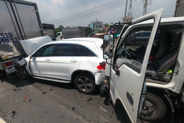 11 ô tô đâm nhau tứ tung, xe Mercedes bị ghim chặt nát cả đầu đuôi