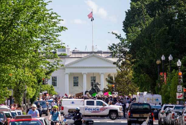 Biểu tình dữ dội, ông Trump phải nấp dưới boongke ngầm