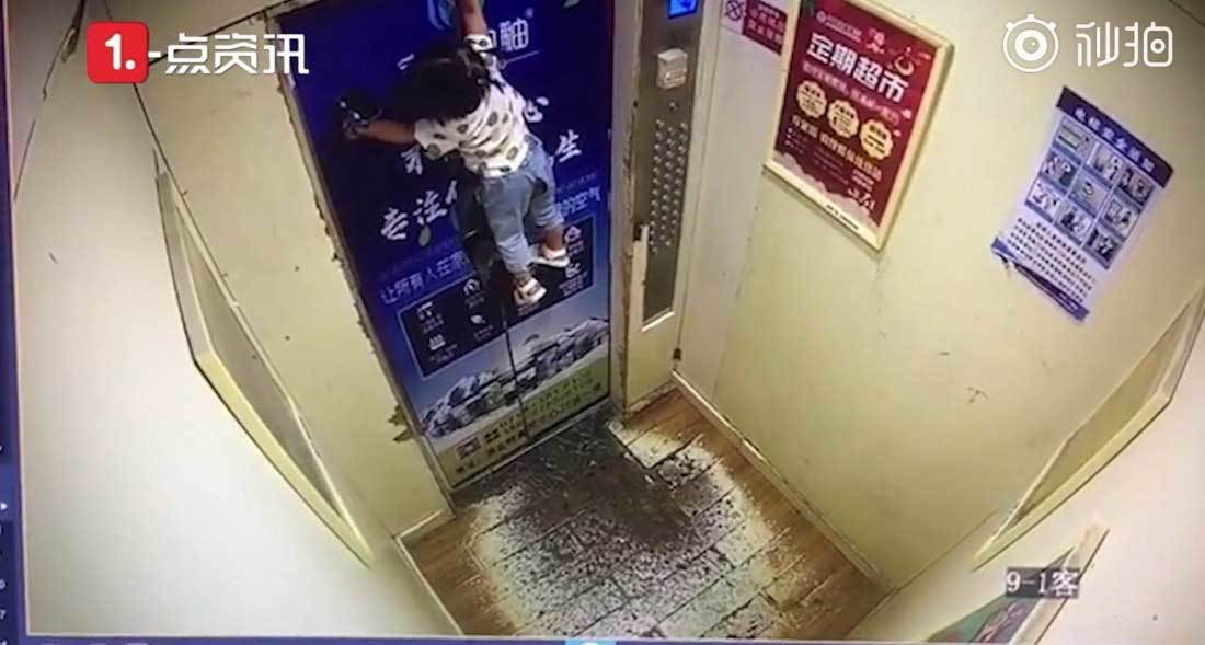 Kẹt dây dắt, em bé bị treo lơ lửng ở cửa thang máy