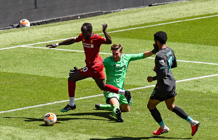 Liverpool chia đôi đội đá trên sân Anfield không khán giả
