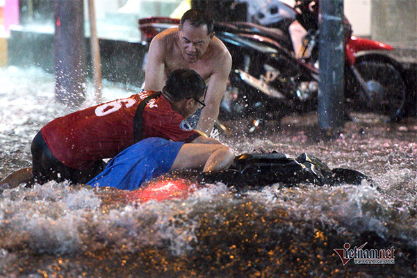 Ngã dúi dụi trong mưa ngập trên đường Sài Gòn