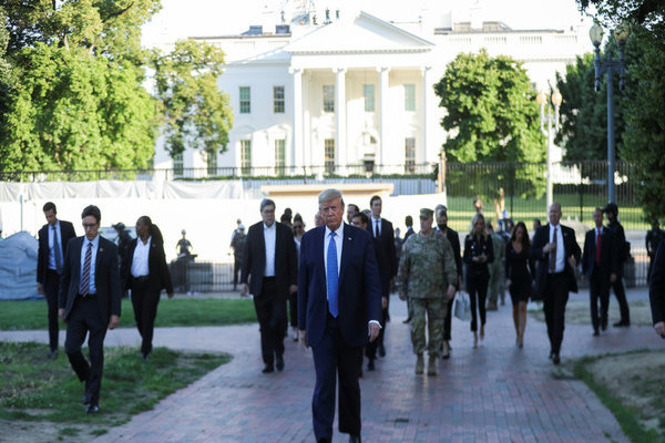 Hình ảnh ông Trump rảo bước khỏi Nhà Trắng giữa bạo loạn