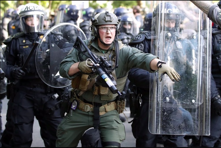Hình ảnh cảnh sát Mỹ giải tán người biểu tình bên ngoài Nhà Trắng