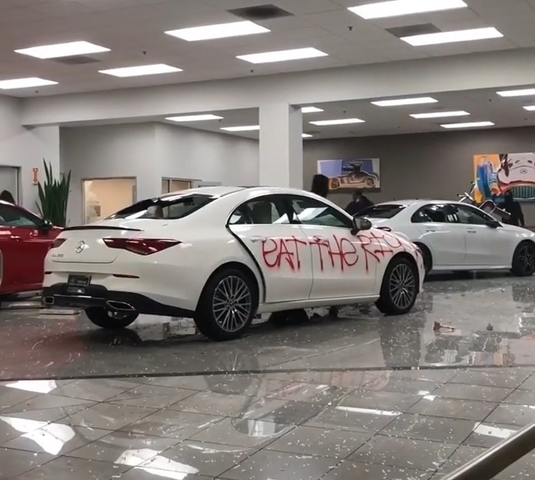 Nhiều showroom ô tô tại Mỹ bị người biểu tình tấn công, 'hôi của'
