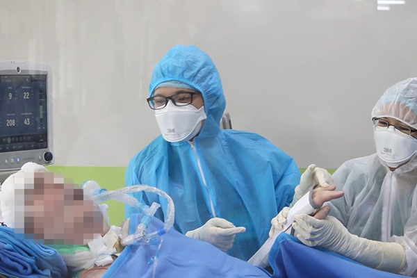 Phi công Anh mỉm cười, tay chân hồi phục tốt