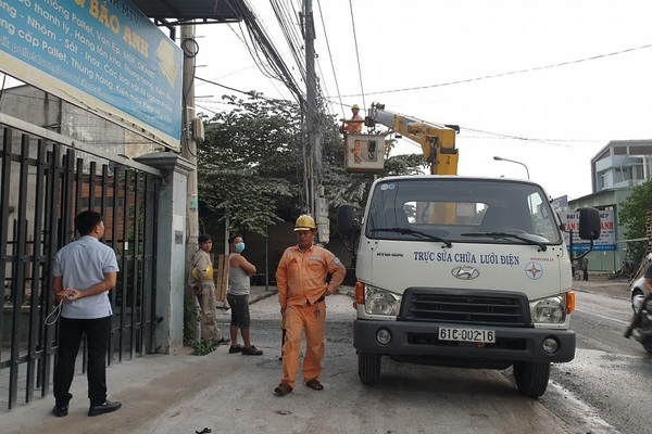 Bị dây điện cháy rơi trúng, người đàn ông ở Bình Dương tử vong