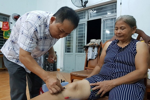 Thiếu tá 10 năm chữa bệnh miễn phí cho người dân