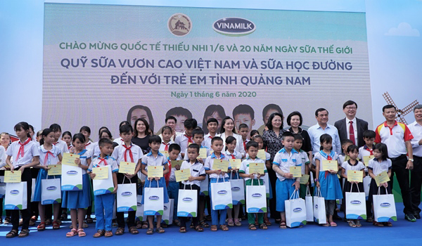 Vinamilk tặng quà 1/6 đặc biệt cho hơn 34.000 học sinh Quảng Nam