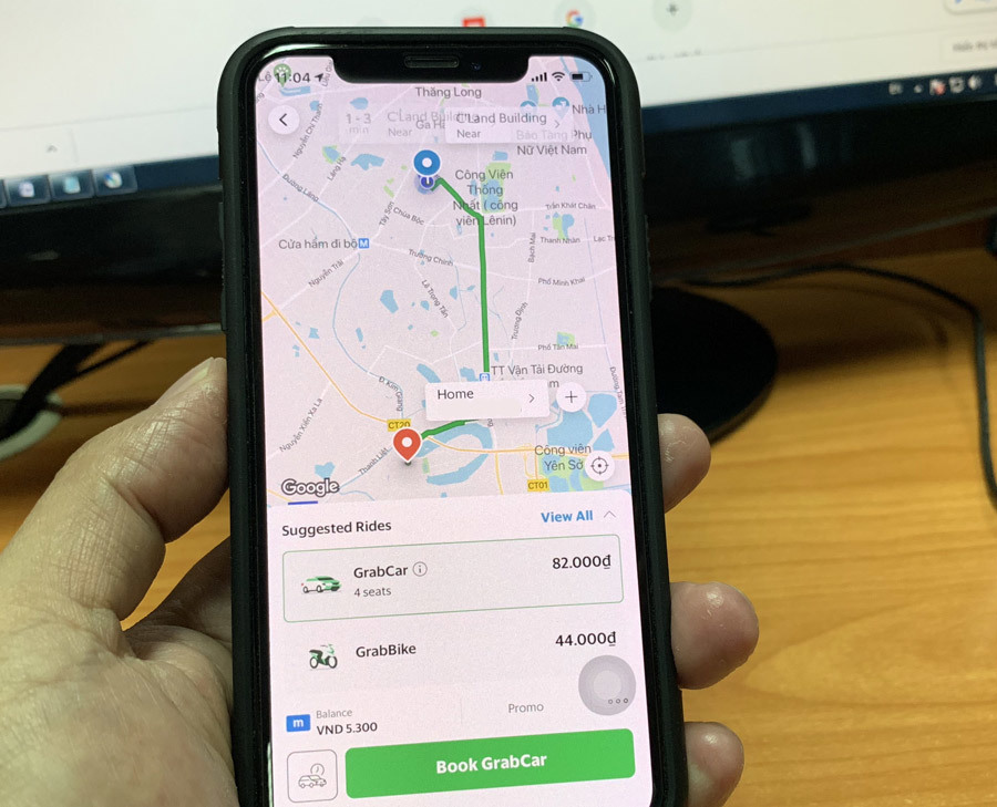 Dân đổ ra đường đi chơi: Grab, Be tăng giá gấp đôi taxi truyền thống