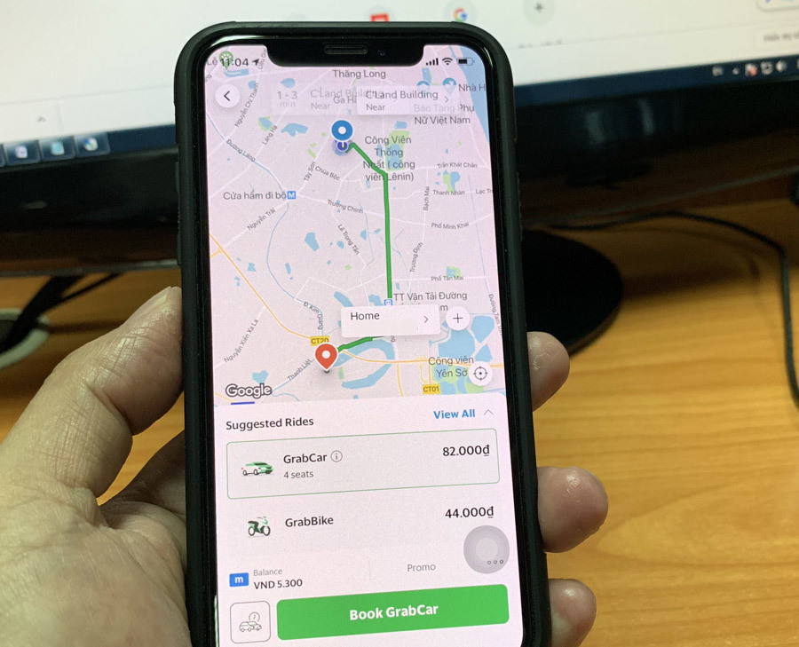 Dân đổ ra đường đi chơi: Grab, Be tăng giá gấp đôi taxi truyền thống