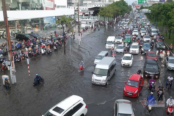 Đường Nguyễn Hữu Cảnh ngập nặng, ông chủ 'siêu máy bơm' nói gì?