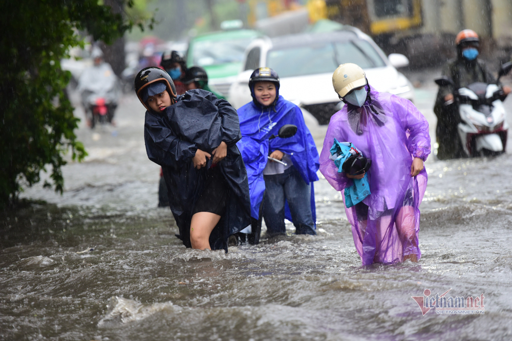 Xối xả mưa chiều Sài Gòn, xắn quần vượt 'rốn ngập' Nguyễn Hữu Cảnh