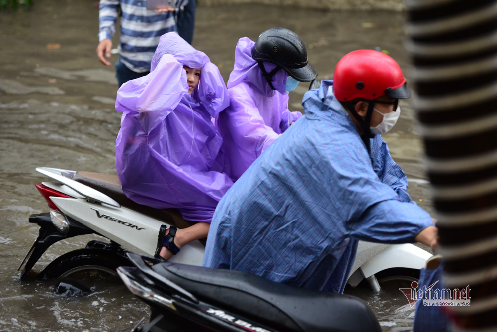 Xối xả mưa chiều Sài Gòn, xắn quần vượt 'rốn ngập' Nguyễn Hữu Cảnh