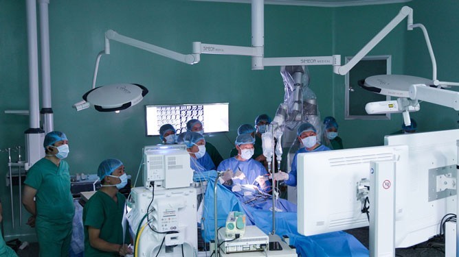 Brain surgery with robots conducted in Vietnam