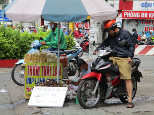 Thai fruits flood domestic market despite harvesting time in Vietnam