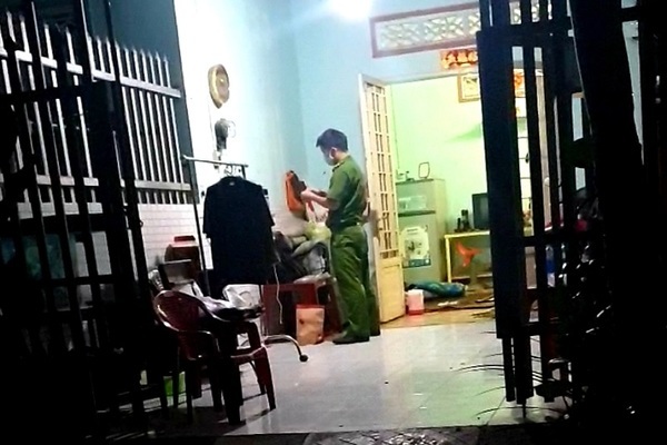 Mẹ phát hiện con trai gục chết trên vũng máu trong phòng trọ