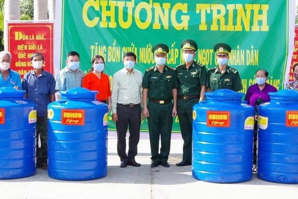 Bộ đội Biên phòng tặng bồn chứa nước cho người nghèo vùng biên giới biển