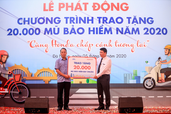 Phát động chương trình tặng 20.000 mũ bảo hiểm