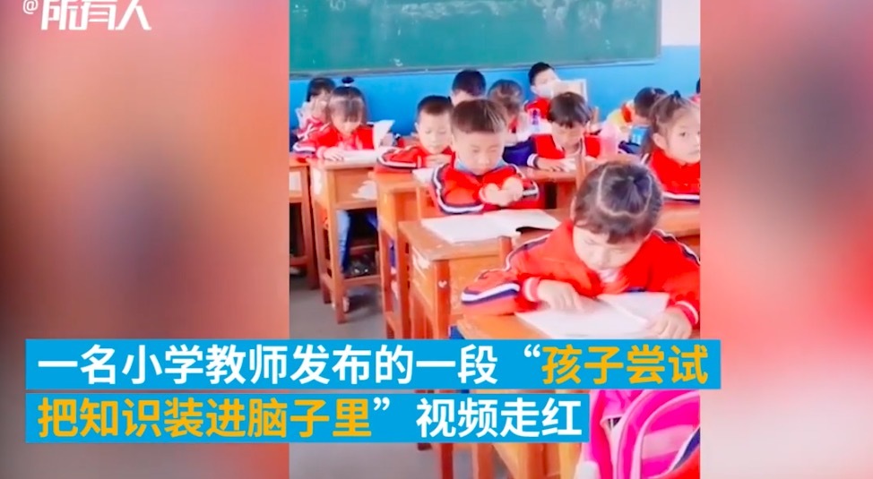 Xem bé trai dùng tay xúc kiến thức nhồi vào đầu trước kỳ thi