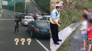 Hai cậu bé bày cọc tiêu trên đường cao tốc, ô tô nối đuôi nhau ùn tắc