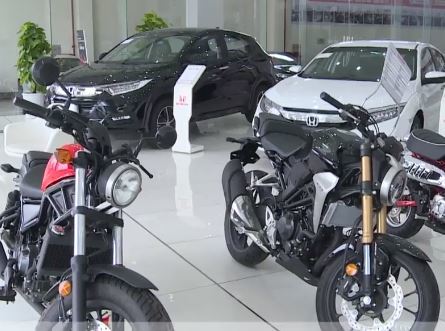 Đại lý tung chiêu khuyến mại: Mua ô tô tặng kèm mô tô phân khối lớn