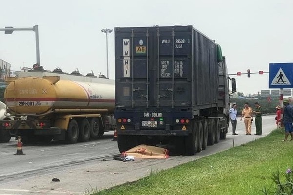 Container kéo lê xe máy trên QL5, một người tử vong