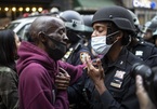 Hình ảnh cảnh sát da màu đồng cảm cùng người biểu tình ở Mỹ