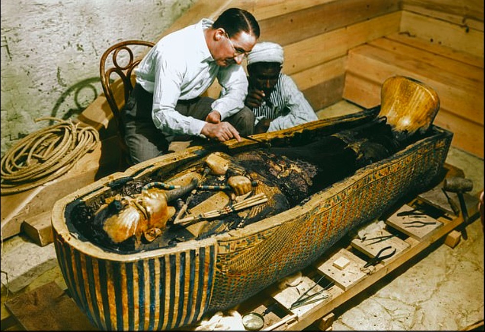 'Khoảnh khắc vàng' lúc mở quan tài vua Tutankhamun