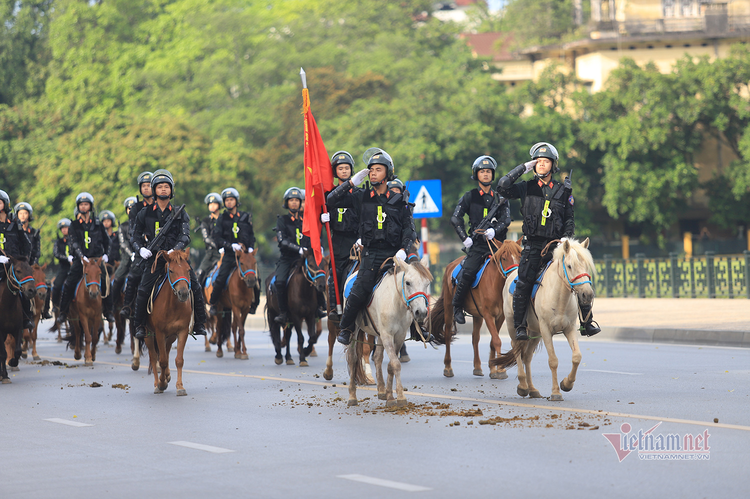 Thủ tướng, Chủ tịch Quốc hội chứng kiến Đoàn Cảnh sát cơ động kỵ binh ra mắt