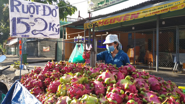 Thanh long 15.000 đồng/2kg, đổ đống bán đầy đường