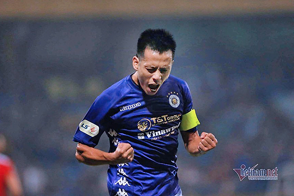 Văn Quyết lại bay cao, thầy Park bao giờ đổi ý?