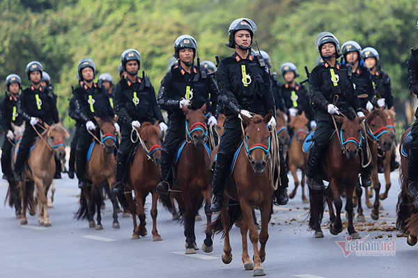 Thủ tướng, Chủ tịch Quốc hội chứng kiến Đoàn Cảnh sát cơ động kỵ binh ra mắt