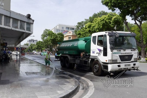 Hà Nội chi hơn 100 tỷ đồng rửa đường chống nóng và giảm ô nhiễm