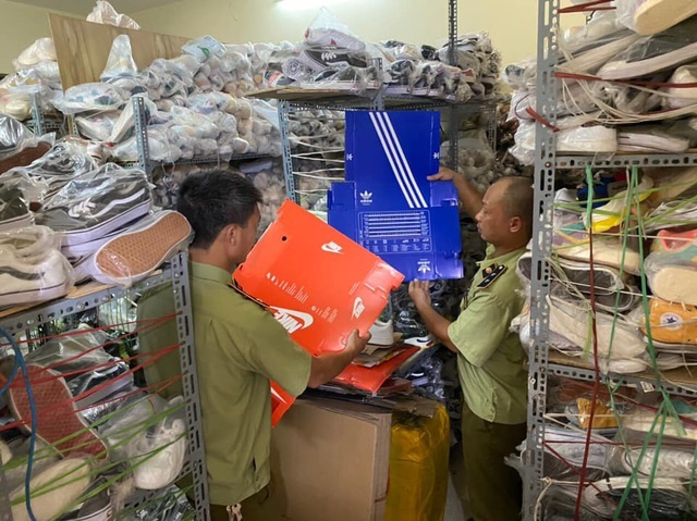 Phát hiện cơ sở bán giày hàng hiệu rởm trên Zalo, thu giữ gần 5.200 đôi