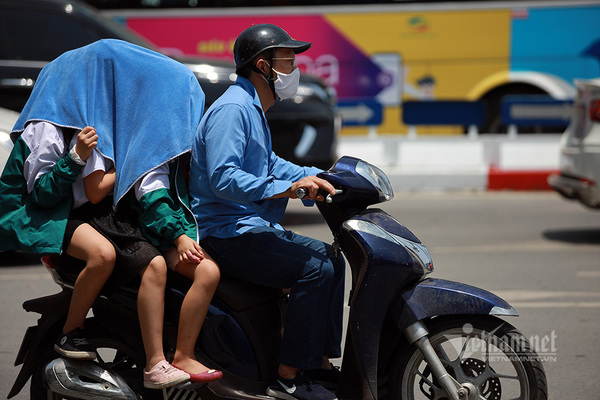 Người Hà Nội chống chọi nắng nóng kéo dài