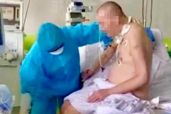 Phi công Anh đã tự ngồi dậy, cầm bút viết vào bảng