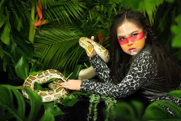 Mẫu nhí 8 tuổi bạo dạn chụp ảnh với động vật hoang dã