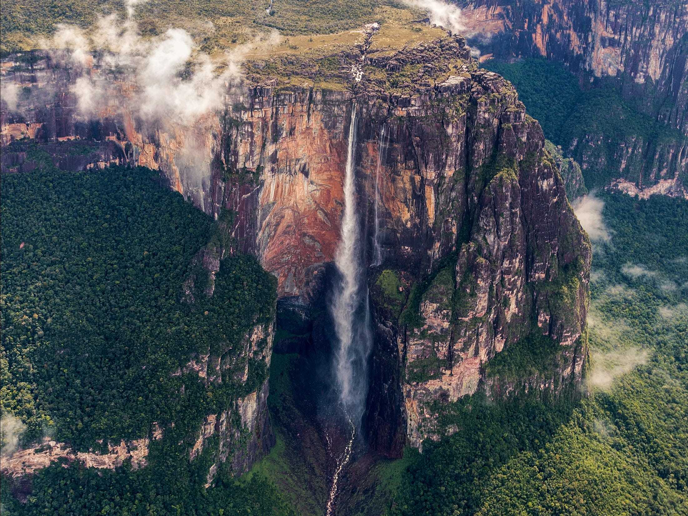 Какой водопад самый высокий. Водопад Анхель. Венесуэла Анхель. Самый высокий водопад Анхель. Водопад ангела Венесуэла.