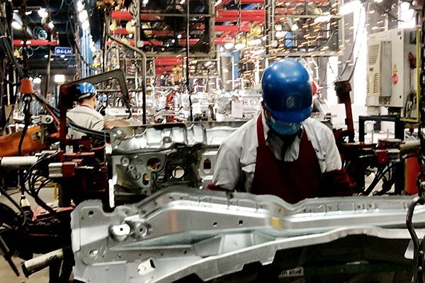 Auto manufacturers manage to retain workers