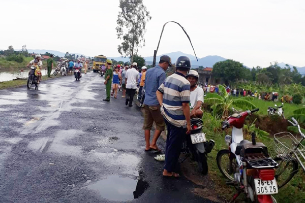 Đang lưu thông trên đường, 2 thanh niên ở Phú Yên bị điện giật tử vong