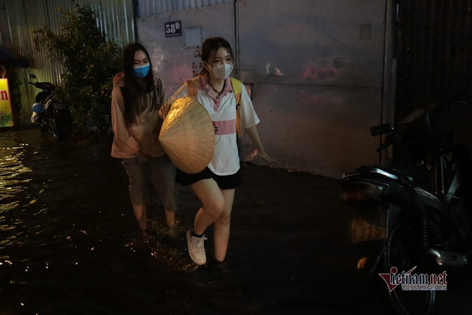 Xắn quần lội giữa đêm ở Sài Gòn, hàng quán ế ẩm... bị nước 'tấn công'