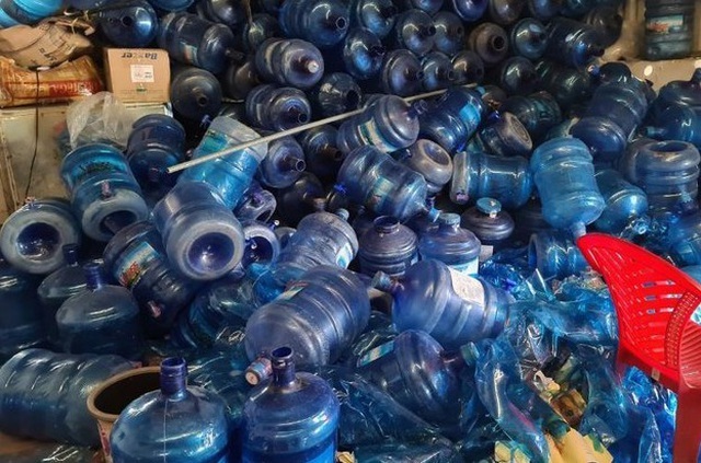 Phát hiện cơ sở lấy nước mương thải sản xuất nước bình 'tinh khiết'