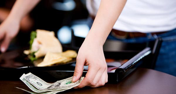 Lời thú nhận của nhân viên dọn phòng khách sạn về việc đòi tiền khách gây tranh cãi